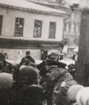 altes Foto - erhängter Partisan ??? Stadt ?? großes Gebäude - Russland ?